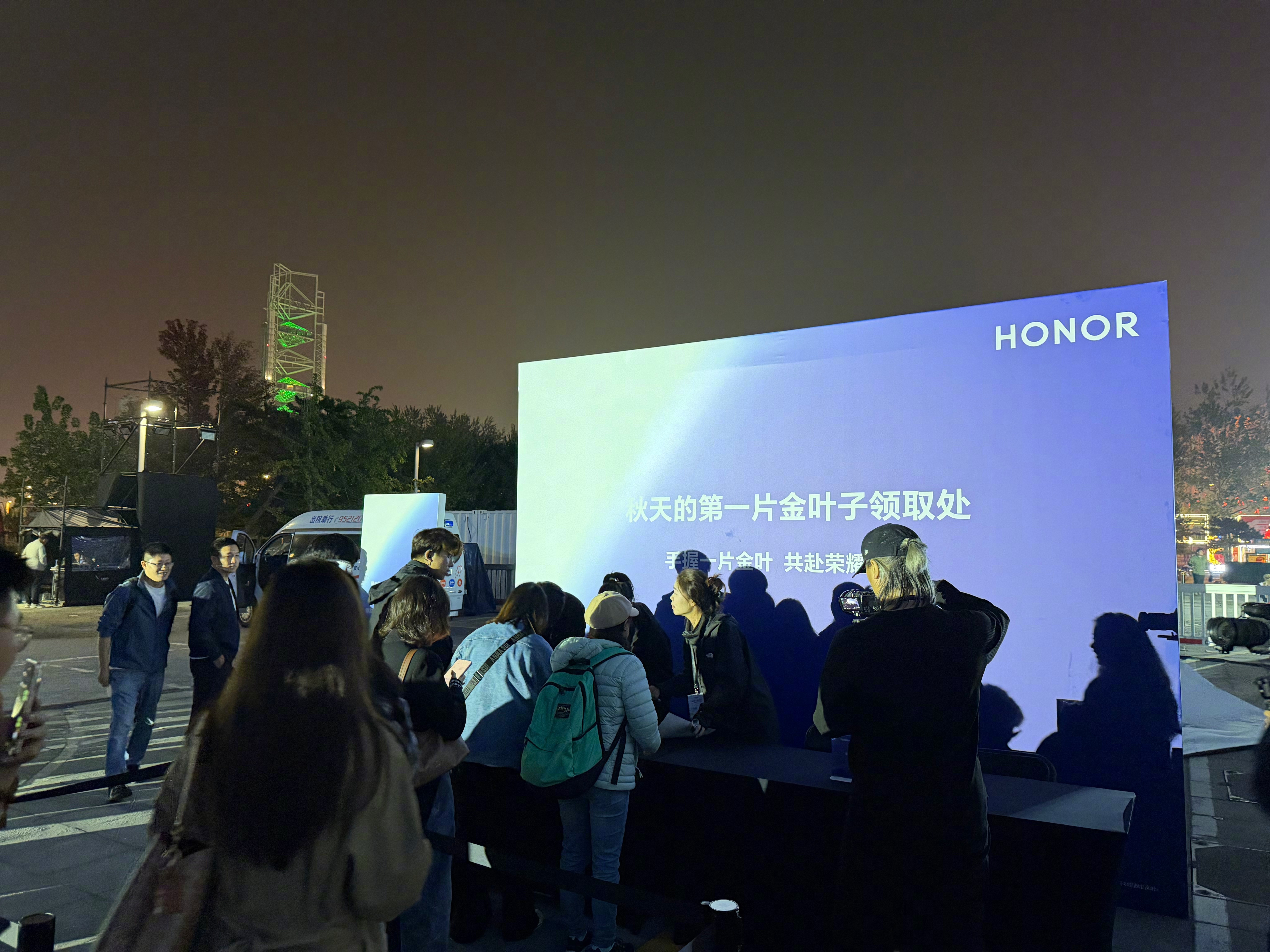 荣耀发布会含金量真高见过发布会画饼的，没见过直接发“金”的！一句“不能让大家空