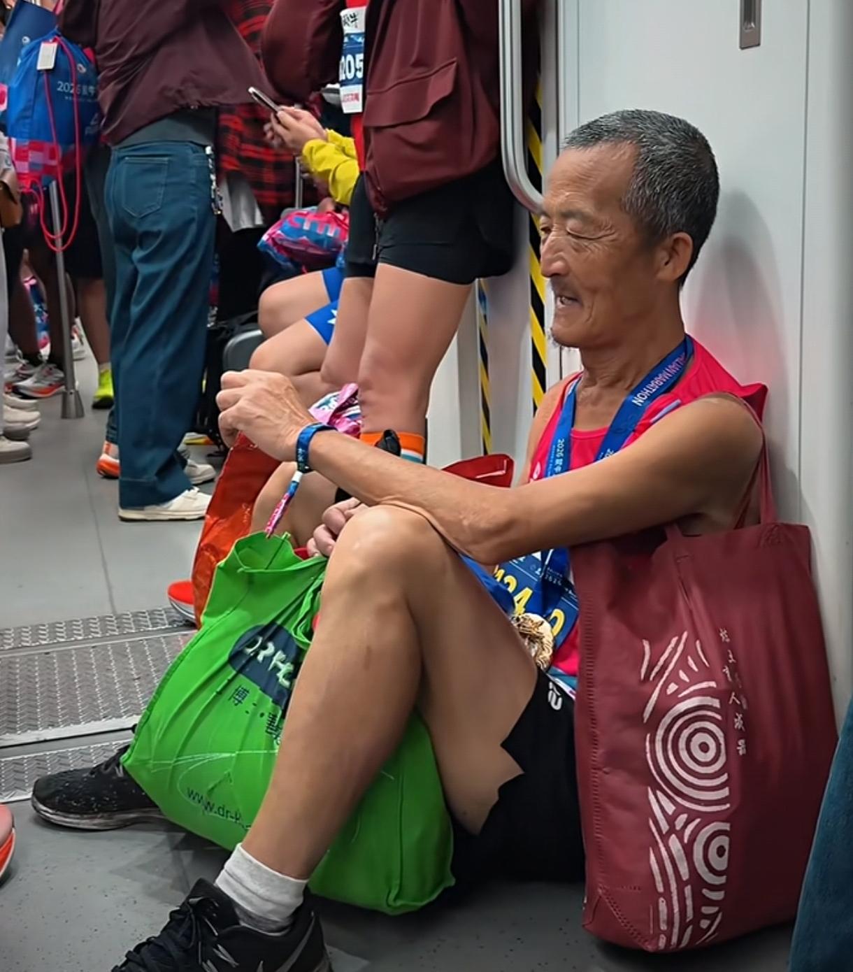 谁能不被这位73岁大爷瞬间破防？40个小时绿皮火车，千里奔赴大连马拉松，只为心