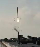 空军防空营在西沙群岛的永兴岛上进行实弹射击训练，远端那台发射车正在发射导弹，这发