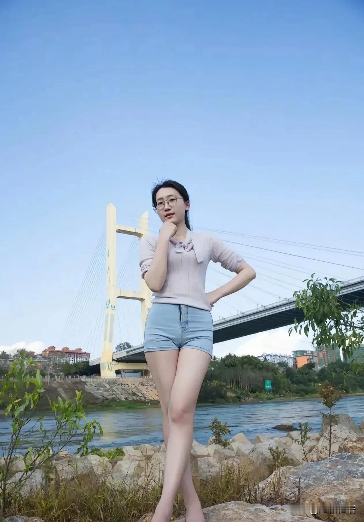 阳光下的少女，轻倚桥边，笑看河水流淌。不只是外表的青春靓丽，内心的少女感才是无限