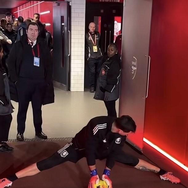 阿森纳大胜维拉赛前还有个小插曲。不过赛后马丁内斯的一次失误也导致丢球。赛后离场