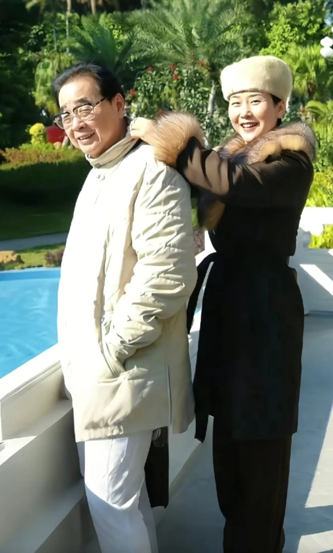 李小琳与父亲的合影，俩人脸上都洋溢着温暖的笑容，记录着这个家庭最美好的时光。‌女