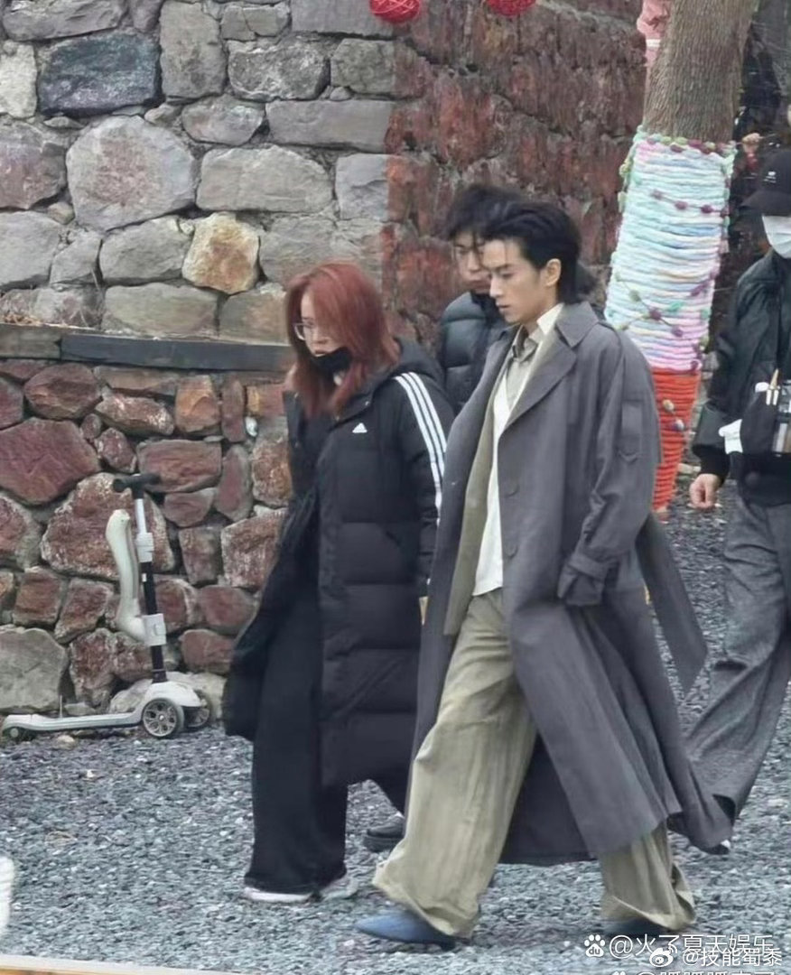 就冲陈晓这张侧脸，真不敢想象，他的儿子小星星将来得帅成啥样！