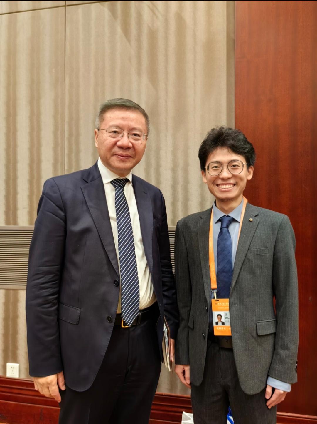 与张维为教授合影的年轻人。这是复旦大学张维为教授与一位年轻人的合影。这位年轻