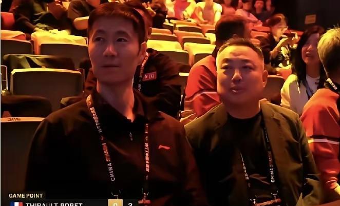 刘国梁和王励勤坐后排，不是来拍照的，是来盯球的。孙颖莎和王楚钦这俩人，7站全赢