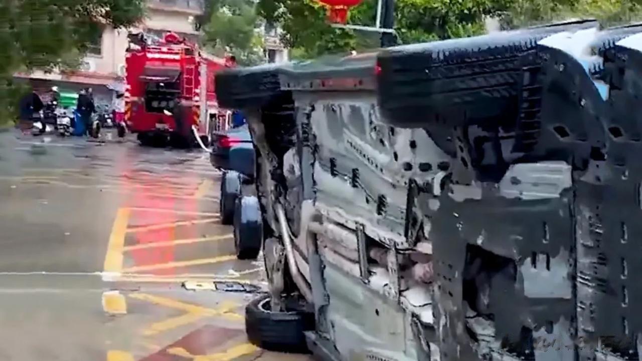 江苏泰州。一个小区居民家失火，消防车进入小区准备救援，却被一辆私家车挡住了去路。