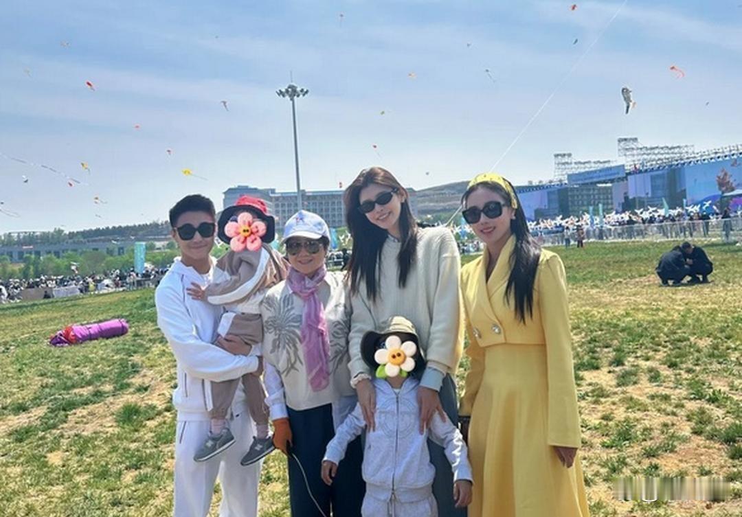 何超欣发了组照片‎‎，是跟哥哥何猷‏君、嫂子奚梦瑶，﻿﻿﻿还有侄﻿﻿子侄女一起去