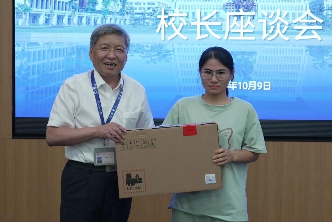 福耀科技大学这事儿干得真漂亮。首届就招了50个本科生，结果有个好心人直接给每个新