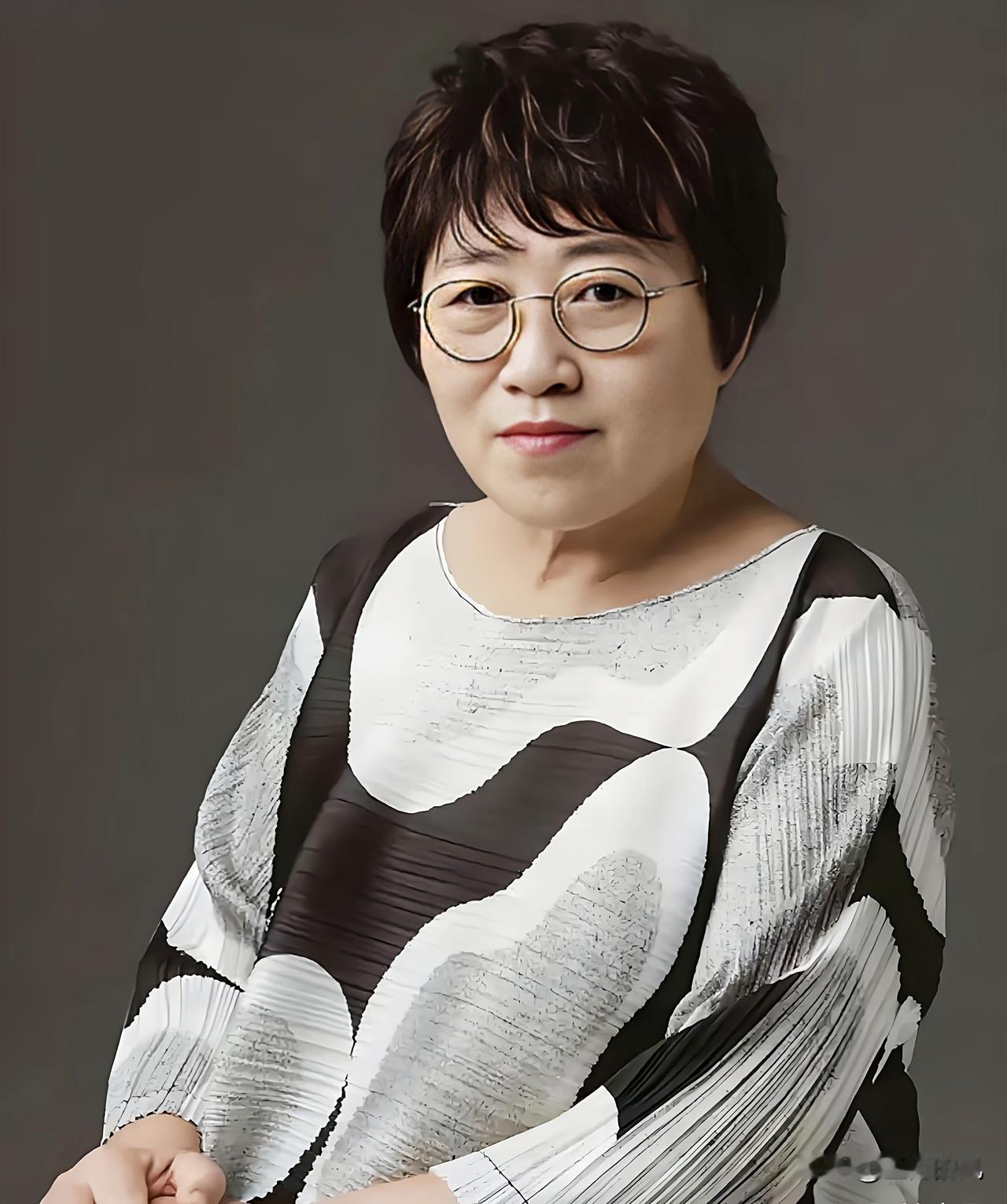 性学专家李银河说：人到中年才明白。婚姻的本质，就是两个人一起睡，一起吃，一起聊。