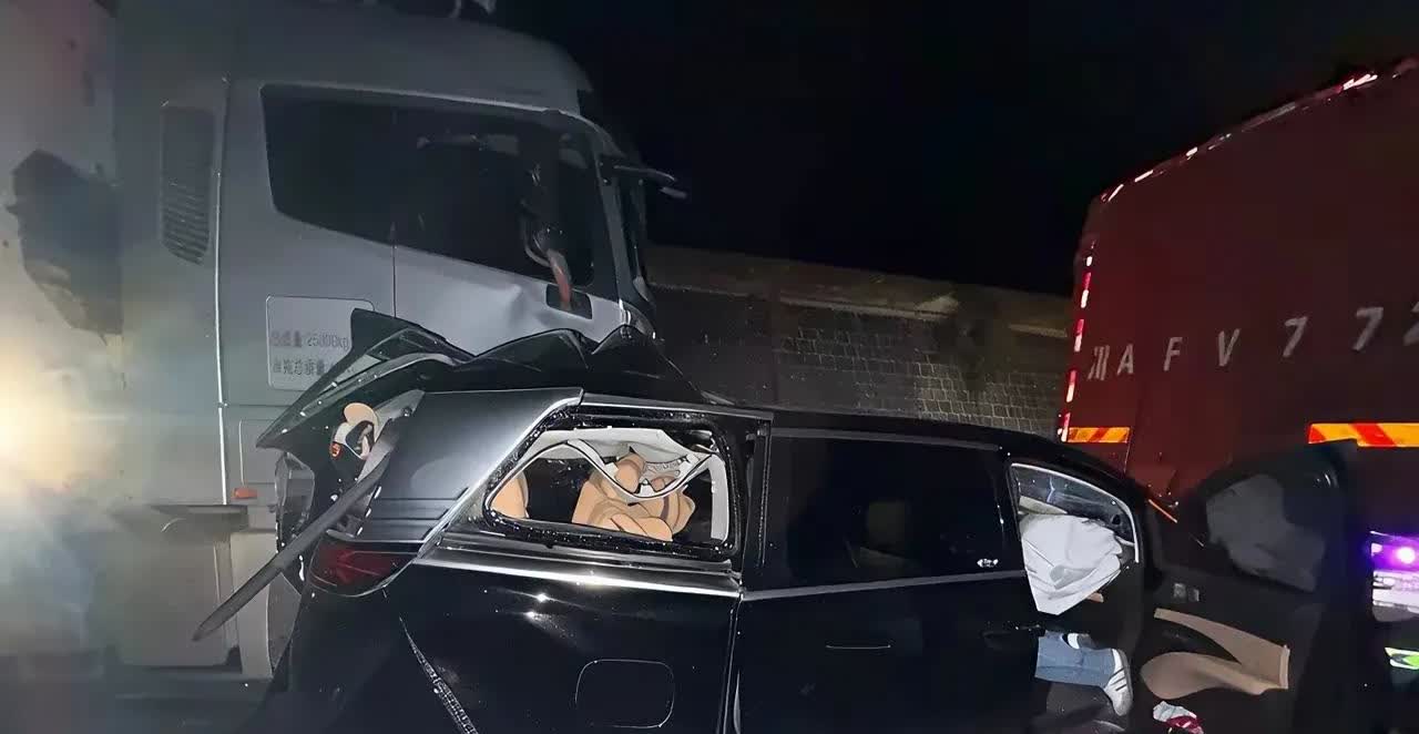 网上没赢过，实战没输过，这就是比亚迪一辆比亚迪腾势D9，高速被两辆货车夹击，