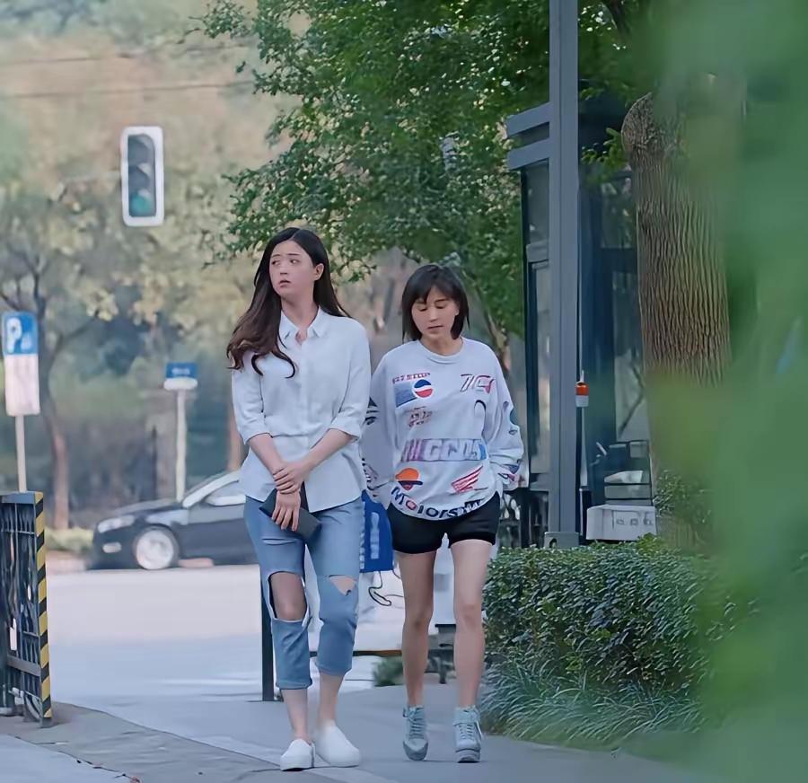 原来王子文这么矮的呀！看她和蒋欣的同框图里，她穿着一双厚底坡跟鞋，前脚掌有厚