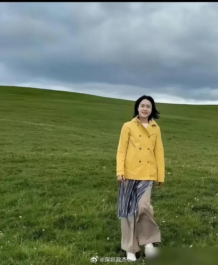 这半年翁帆走遍各地旅游，旅途虽奔波，整个人状态反而更显年轻，眼神干净纯粹，像未经
