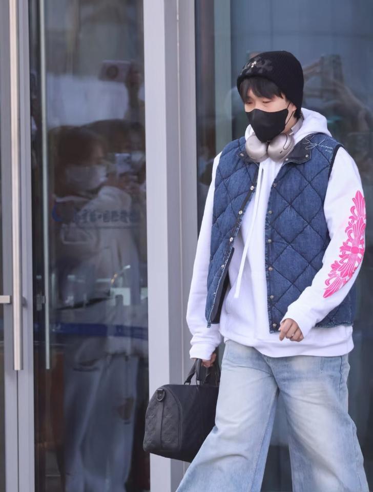 他们把止痛药当饭吃，然后告诉你这叫“拼搏”。你看见王楚钦扶着腰下场，全场欢呼；