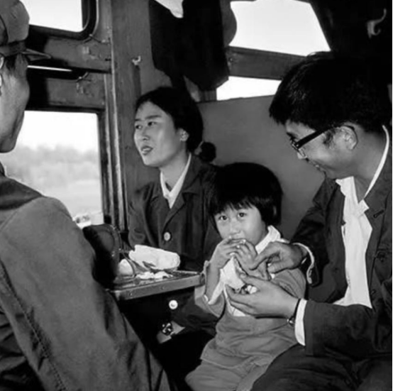 1976年初冬，兰州军区副司令乘坐绿皮火车，前往郑州出差。过了送餐时间，副司令拿