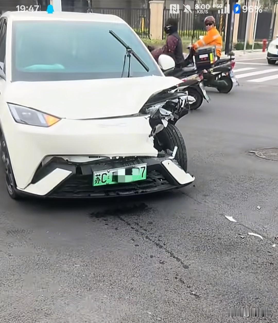 这就是小海鸥的质量，比亚迪海鸥你们不要看她个头小，是真的硬。偏置碰撞，这把赢了，