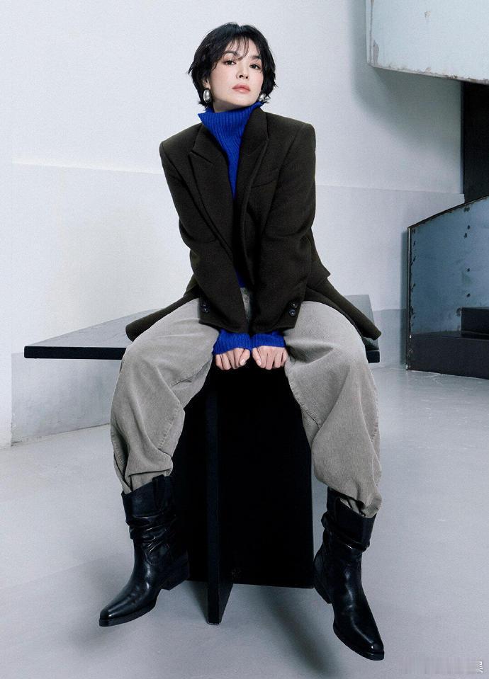 宋慧乔头发短了之后更显少年感，360度无死角的颜值让造型更具亮点，不刻意的呈现