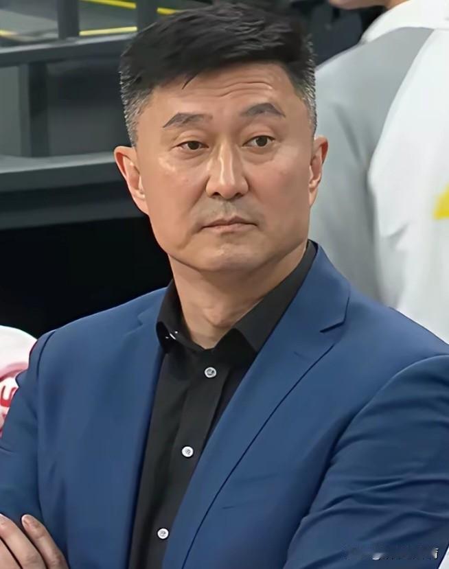 广东队15分脆败北京北汽，杜峰犯了五个明显错误，杜指导这个打法坑惨了徐杰。一。