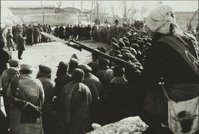 1946年，刘伯承想打敌王牌师，不料点将时，二野许多名将皆沉默不语。邓在一旁激道