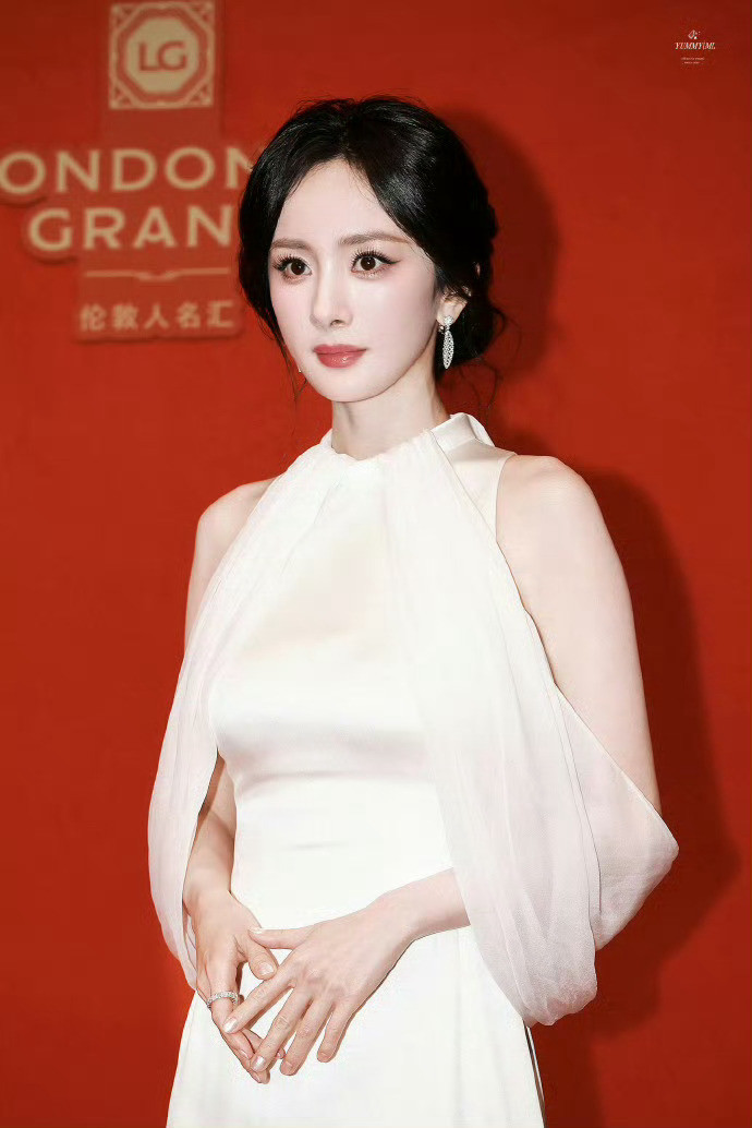 杨幂白色紧身裙