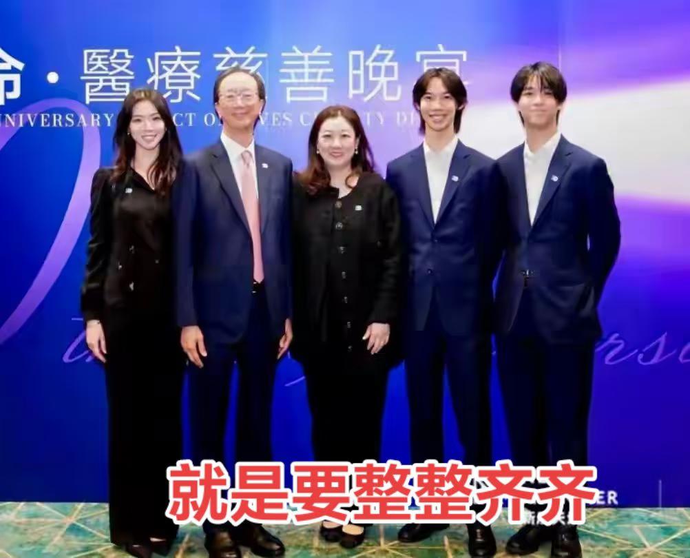 伏明霞一家五口女儿，梁司渝，2003年在香港出生，现在23岁，毕业于哈佛大学