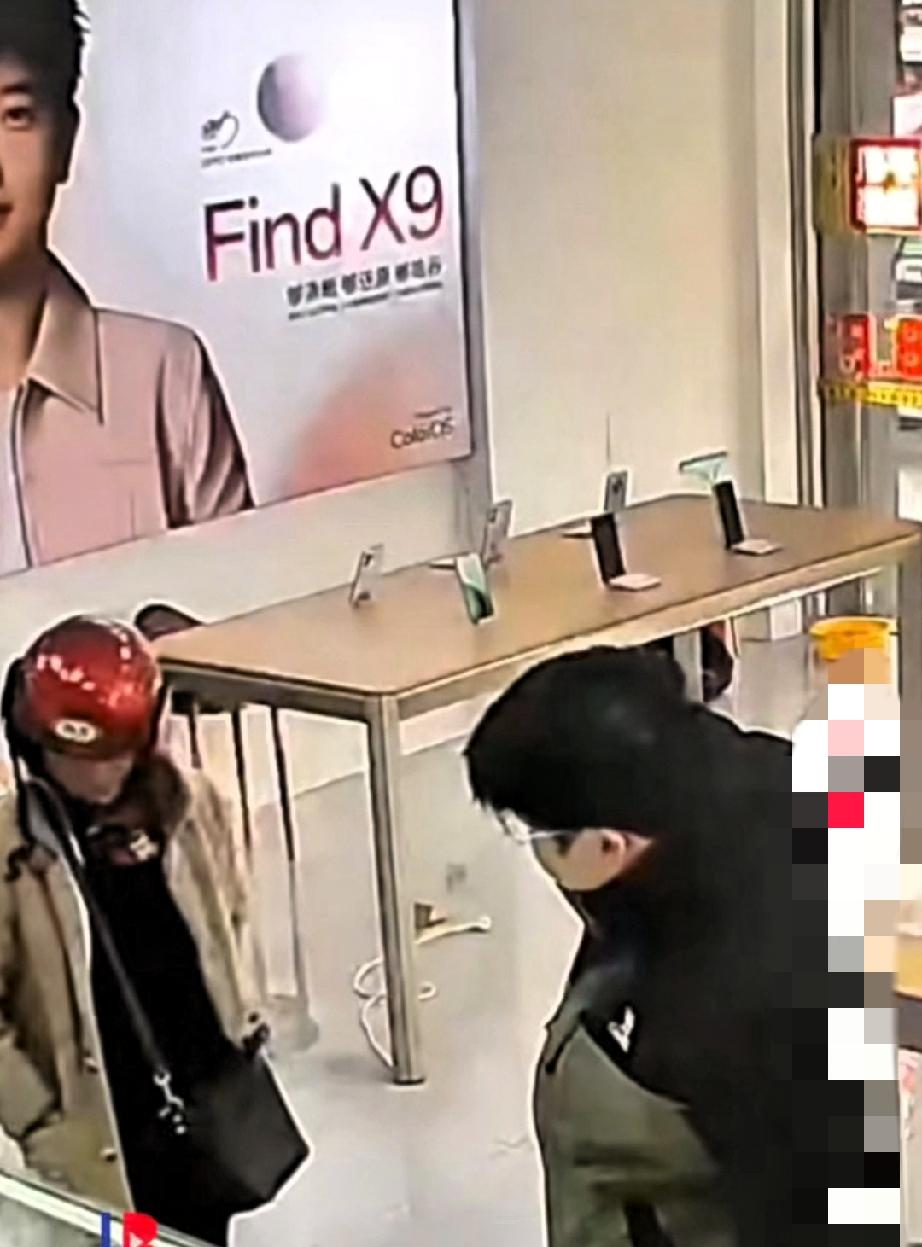 河南妈妈带儿子买手机的一幕，真的看一次气一次！妈妈衣服带破洞过得寒酸，却舍得花