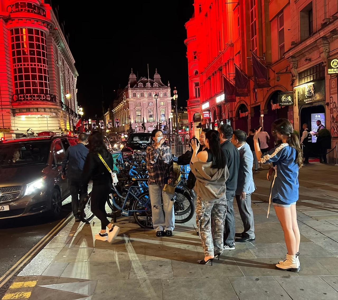这是一张那英在英国伦敦陪女儿读书时被中国留学生在海底捞门口偶遇的照片。本是一段岁