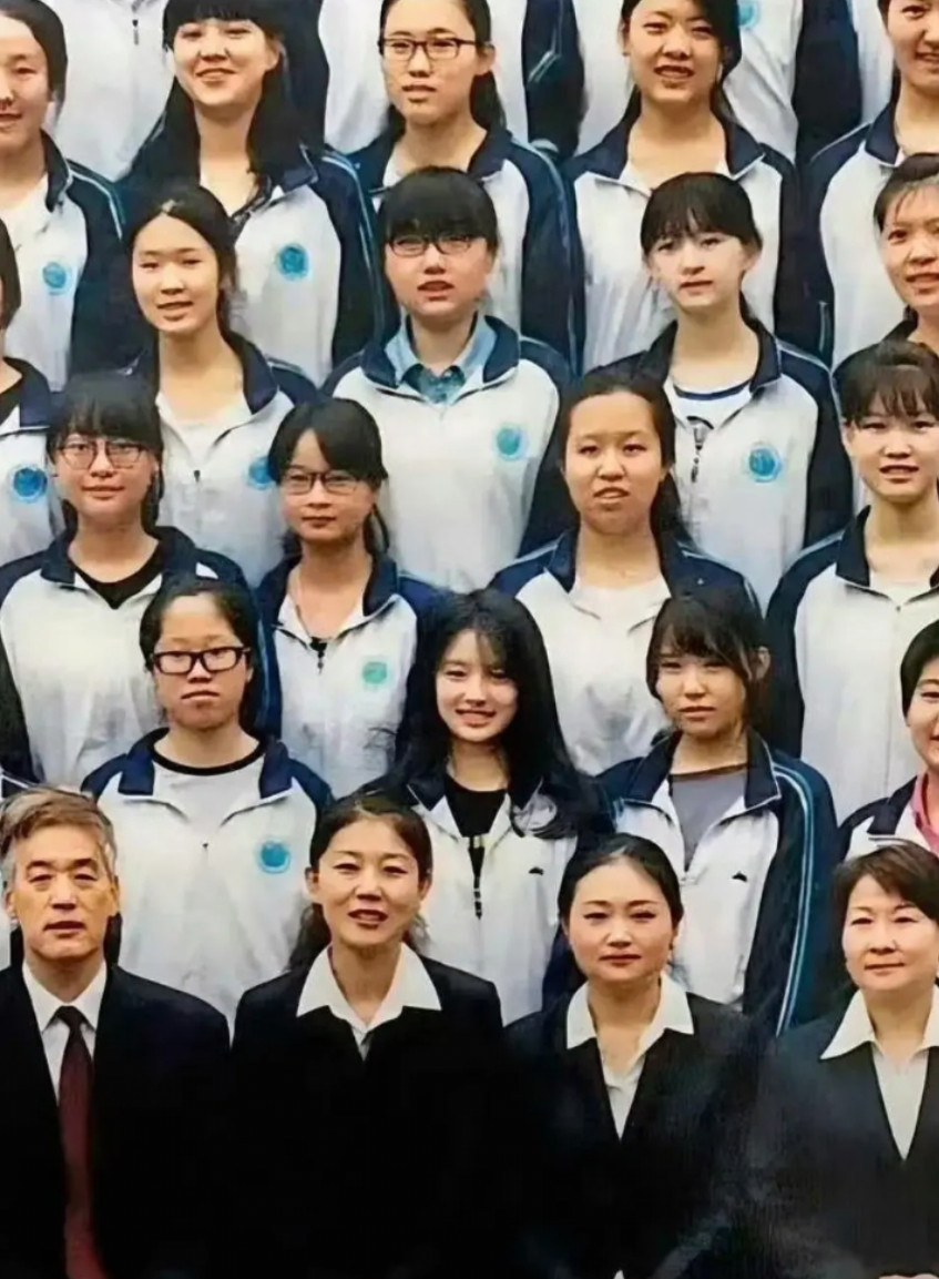 不愧是明星，在普通人里脱颖而出