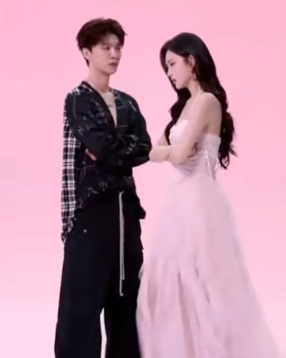 范丞丞看孟子义眼神在《奔跑吧》第14季近期发布的宣传片中，范丞丞被捕捉到注视孟