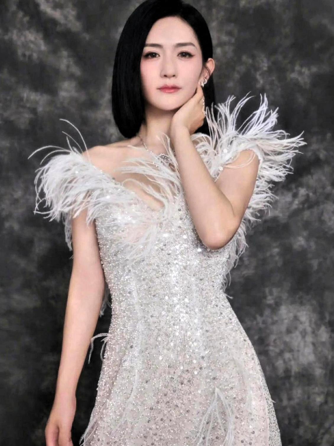 其实大家心里很清楚。就连谢娜心里也很清楚。她今年能主持央视中秋晚会，靠的