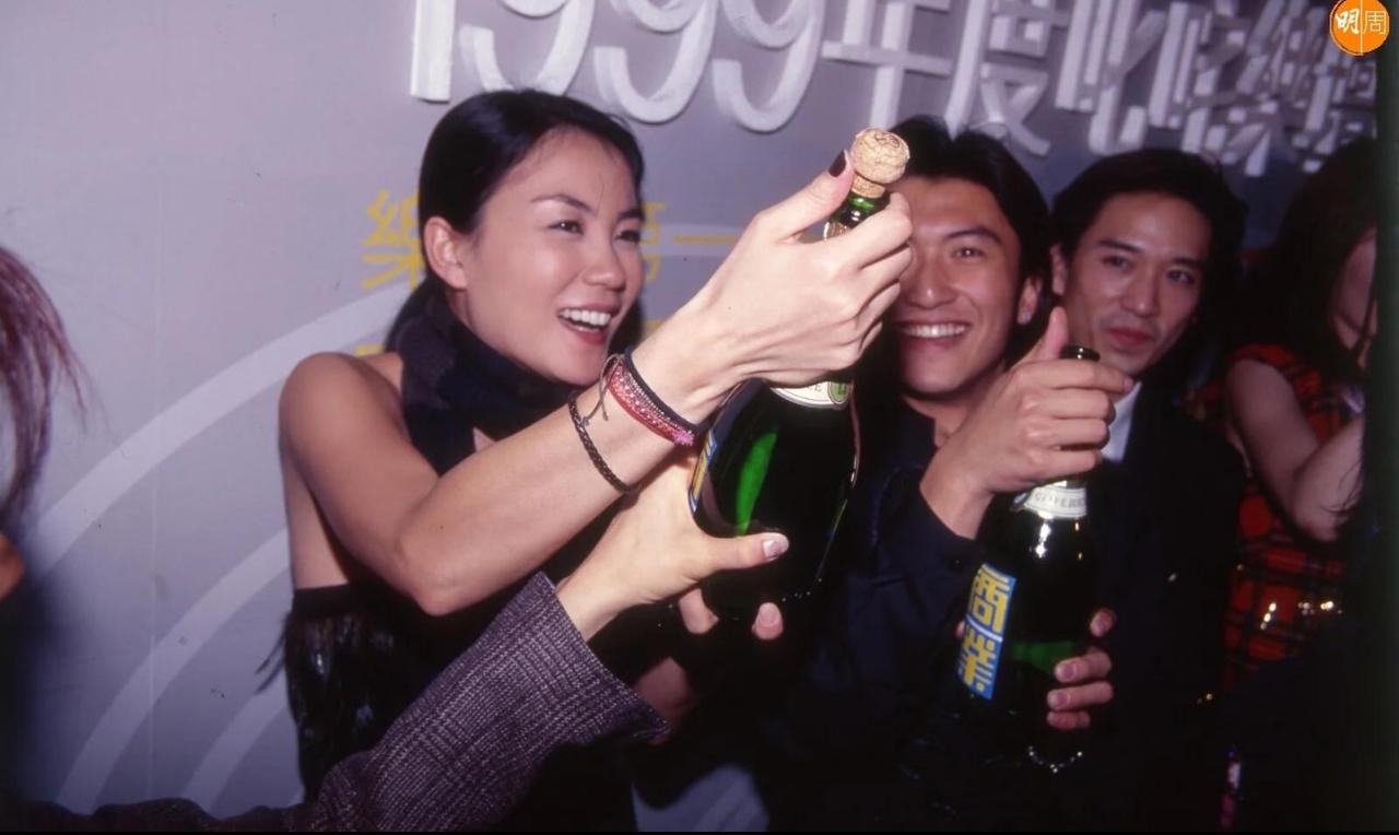 1999年，年度叱咤乐坛颁奖典礼上，30岁的王菲与19岁的谢霆锋同框开香槟。