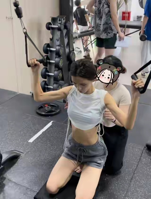 张馨予的好身材原来是这样练出来的，不得不说比18岁都好看