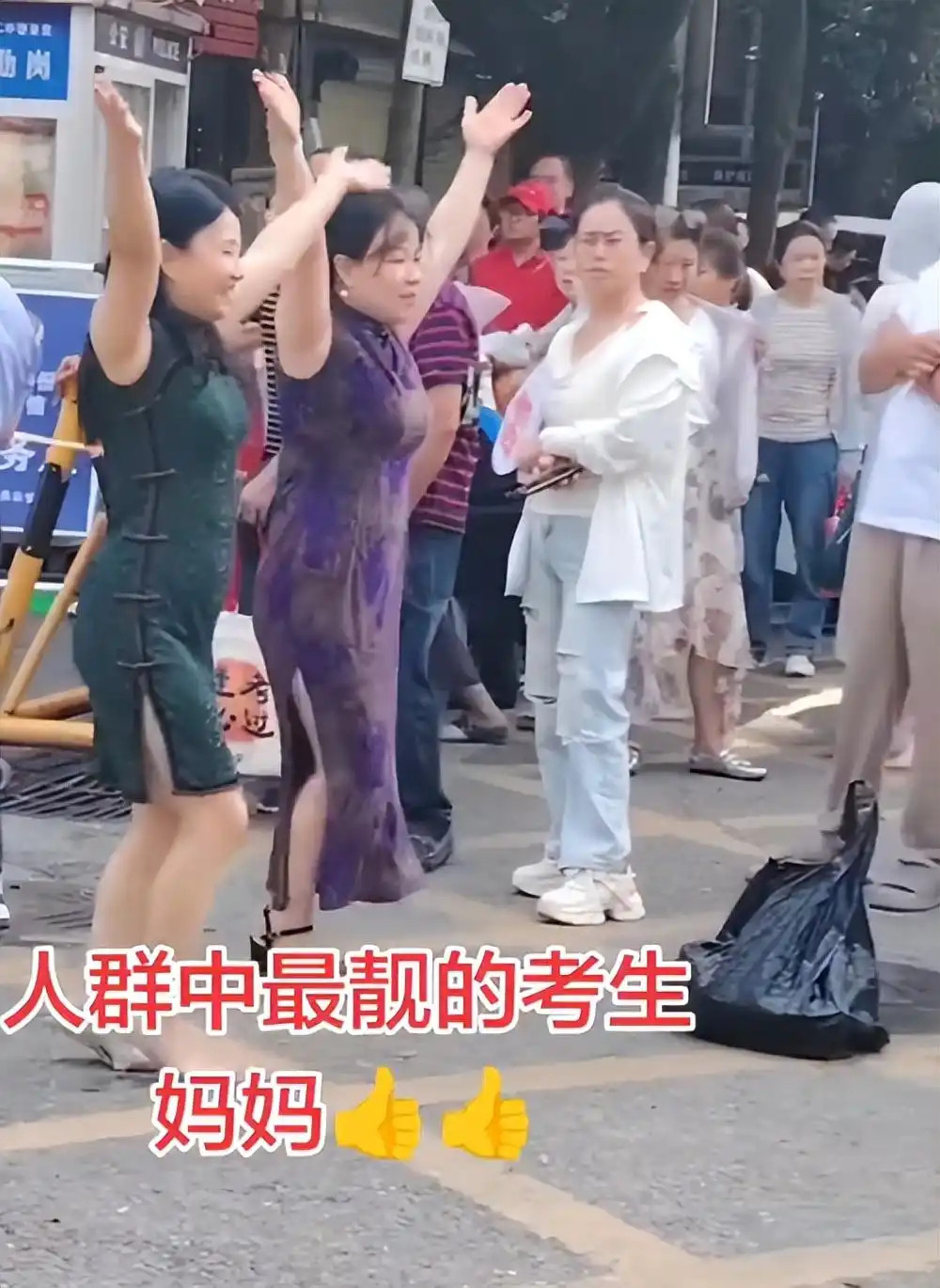 “70后都觉得丢人现眼”，2位旗袍妈妈热舞，旁若无人却败光好感