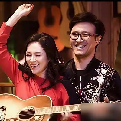 章子怡跟汪峰看女儿演出，全程零交流，各刷各的手机。散场各走各的。当年跟撒贝宁谈
