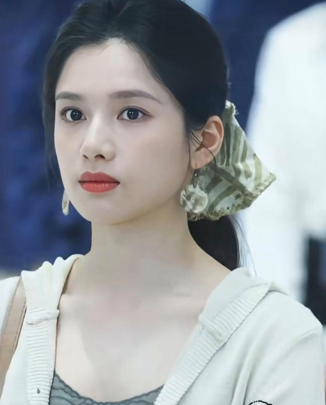 随着张婧仪新剧《雾里青》的片场路透流出，她的身材状态引发一众网友热议。路透当中她