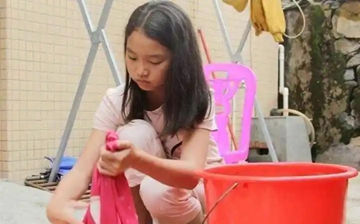 2006年,广东一男子在医院陪护流产的妻子,谁知在病房外抽烟时,竟意外发现一名女