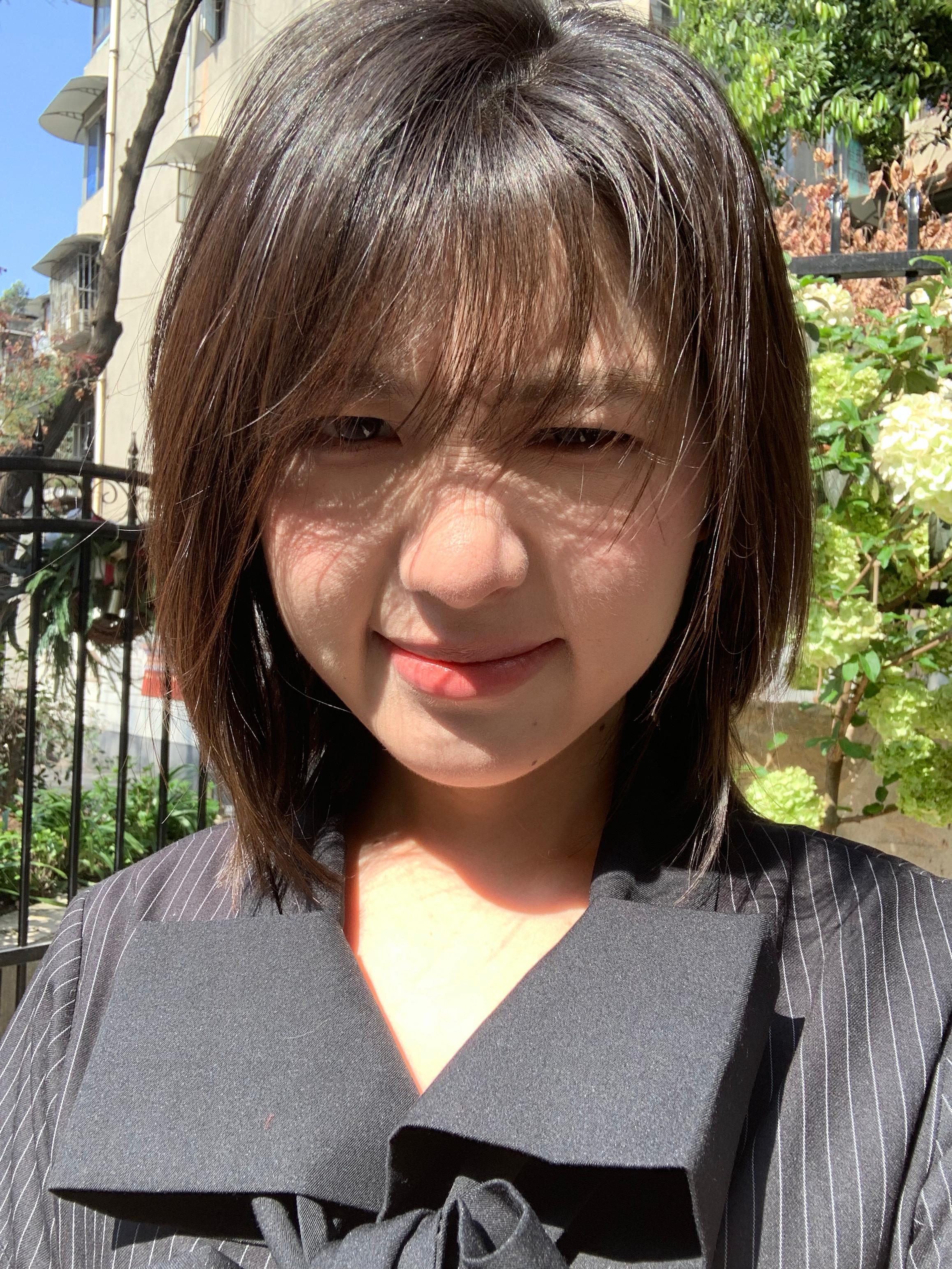 其实我真的觉得所有手机和妆容都吃光线大家不管用什么手机拍照都要选择好天气（光线