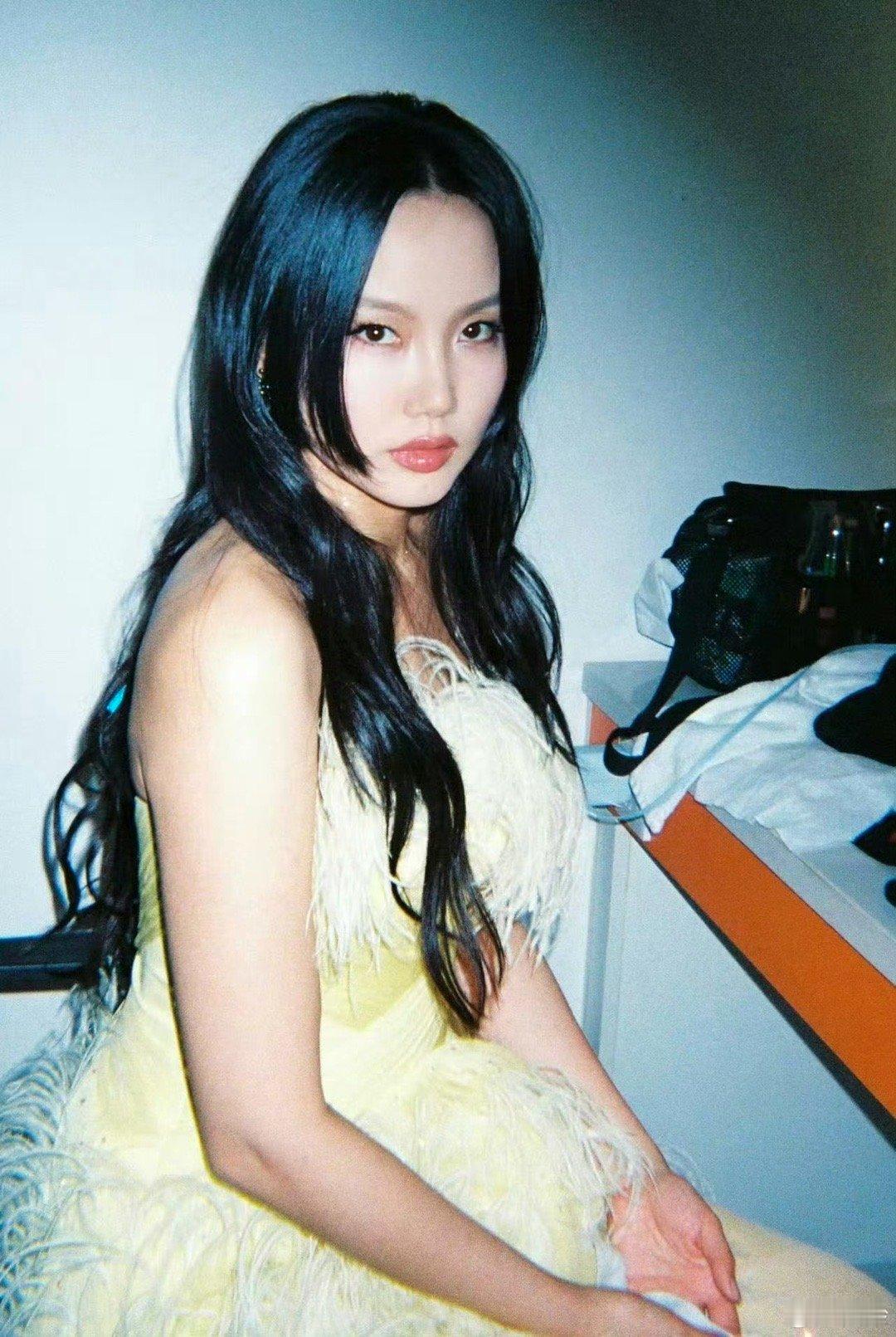 胶片质感与黄龄的慵懒气质相得益彰，举手投足间尽显千禧年的时尚风情，仿佛让人置身二