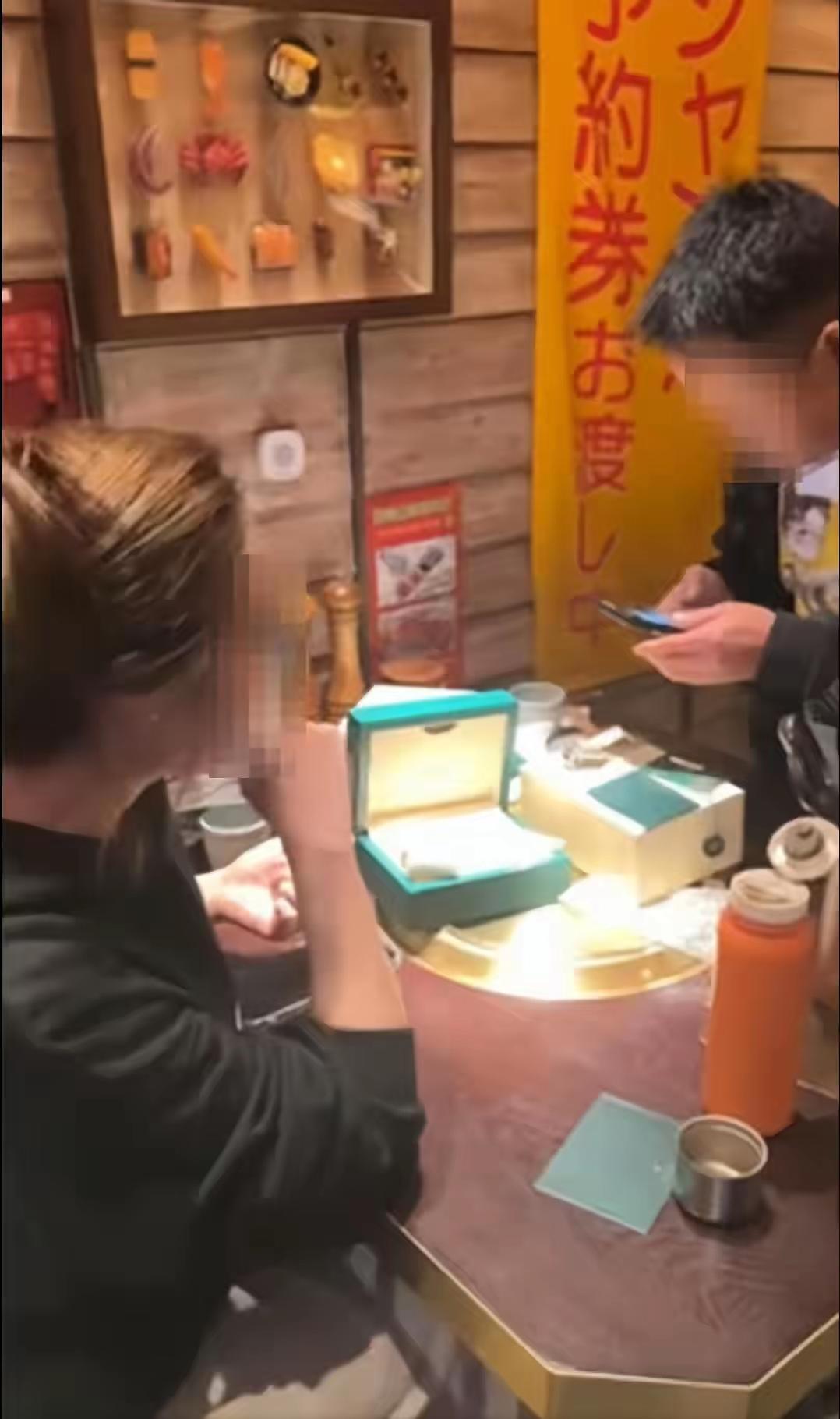 天塌了！陕西西安，女子得了癌症，为治病，把一块名牌手表卖了16.4万，收到钱第二