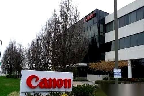 你脚上那双耐克，标签翻过来看看，产地很可能不是东莞，是越南。你桌上那台佳能相机