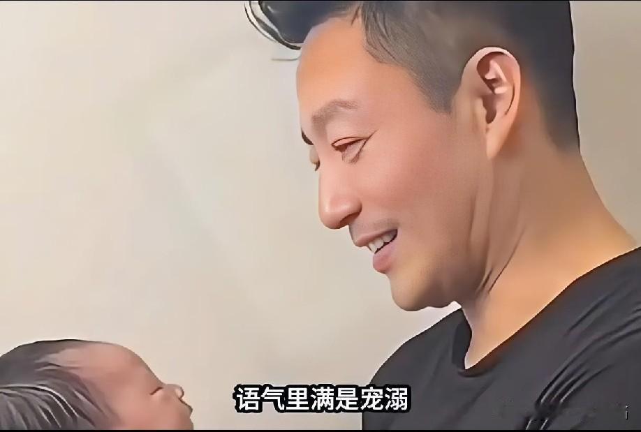 汪小菲聊到小汪宝的时候嘴角上扬，他说道：“怎么会有小孩那么好带，那么爱笑呢！”孩