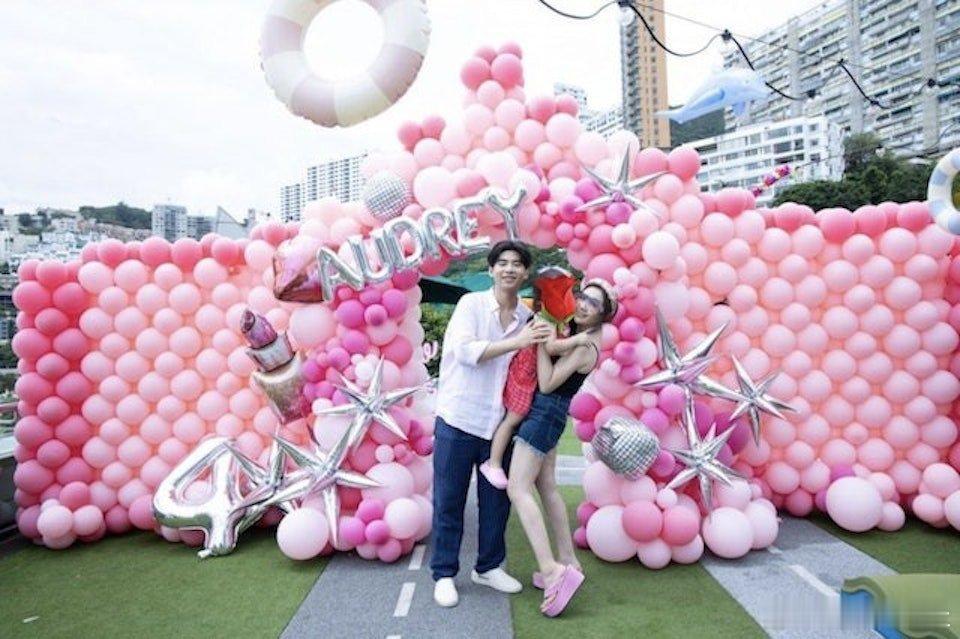 已故賭王何鴻燊四房長女何超盈（Sabrina）在2019年與細8歲的哈佛學霸老公