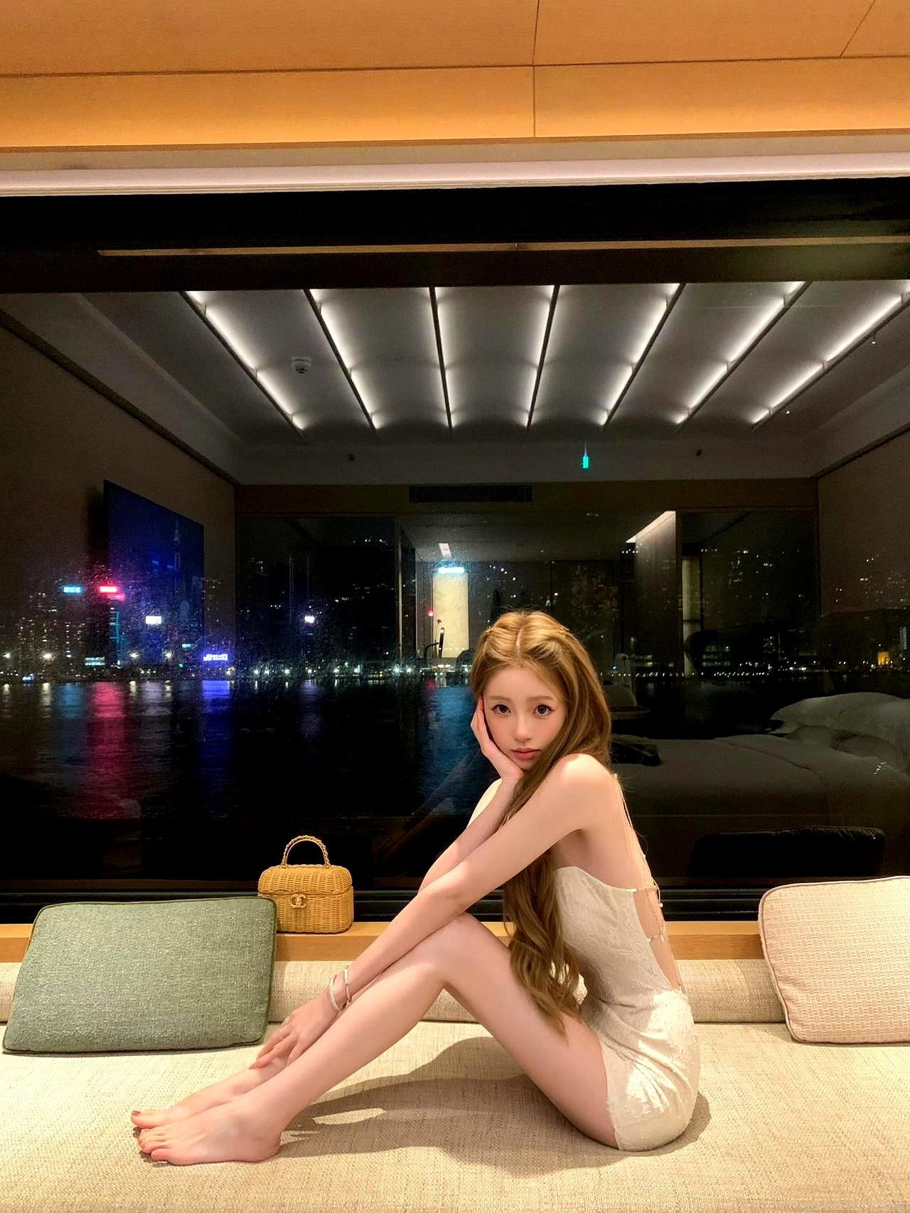 见过光看照片腿长就有两米的“人类高质量女性”吗？王思聪现任女友懒懒，这回可是亲