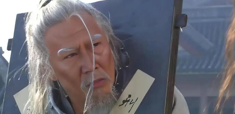 1390年，朱元璋要杀功臣李善长。李善长扑通一下跪倒在地：“我都77岁了，还能干