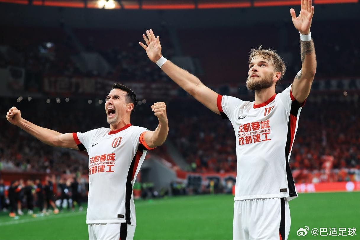 成都蓉城的进攻端来了席尔瓦和王子铭，实力增长不少，需要解决中后场的人员问题。提莫