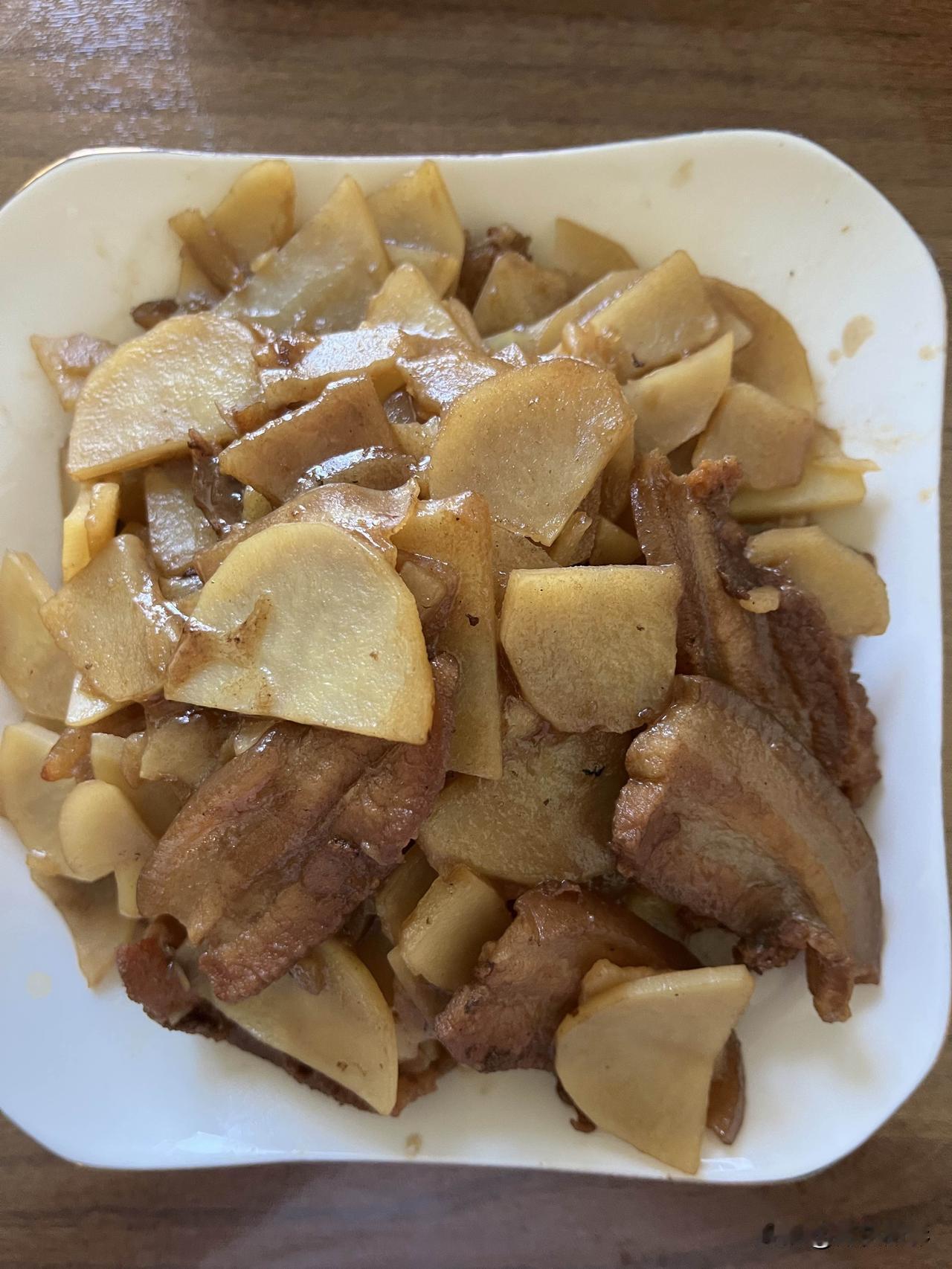 好友们晚上好！周五快乐，晚餐香香！今天的晚餐：彩椒胡萝卜炒鸡蛋土豆炒肉片红