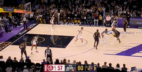 今年NBA的最佳名场面诞生了，詹姆斯过掉杜兰特，转身折叠扣篮！考虑到詹姆斯年