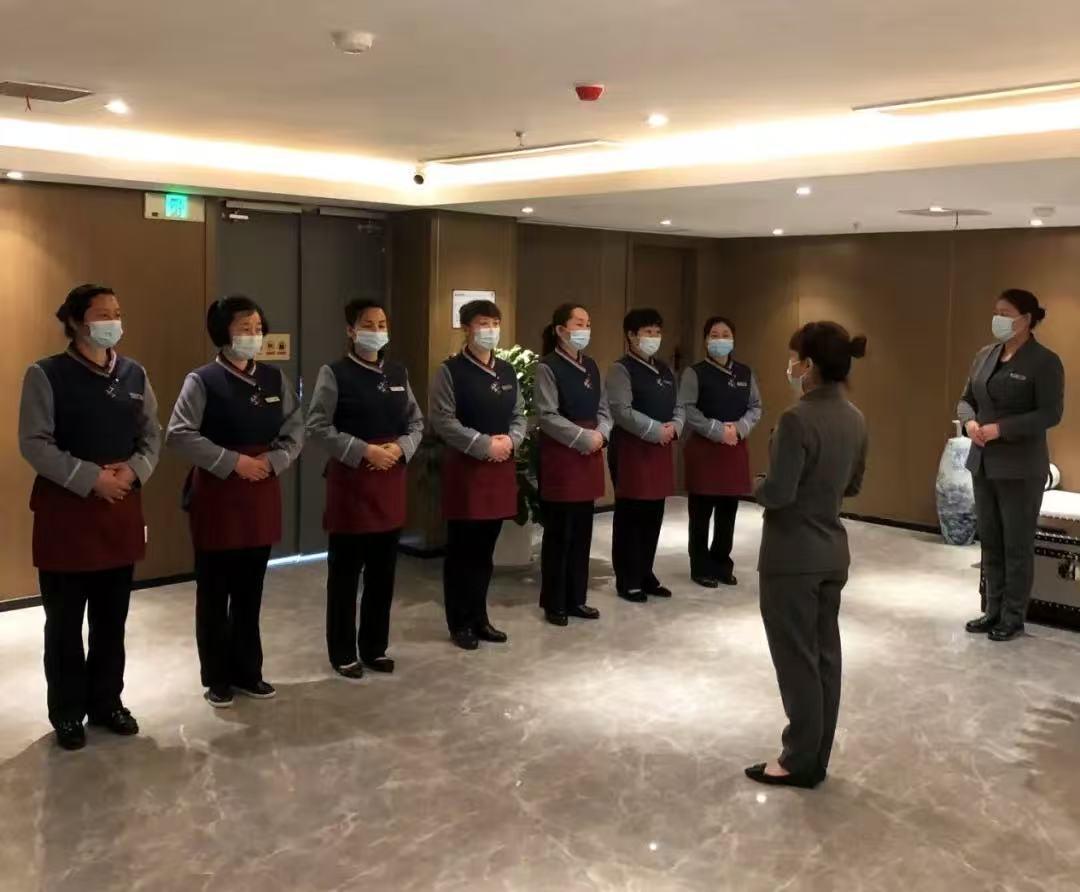 我同事刚退休，就找到了新工作了，在一家四星级酒店的客房服务员，月薪3200元，保