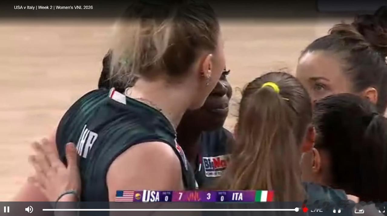 美国女排打鸡血了，竟然2-0领先意大利女排了！准备从世界第一的意大利女排身上拿巨