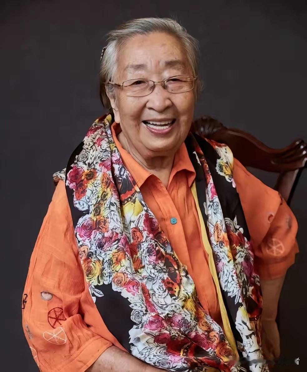 彭玉去世了才知道她的女儿们也不一般，她女儿赵珈琪和赵玲琪也是国家一级演员，这姐两