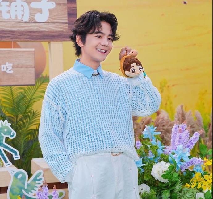 丁真的颜值经不起推敲，在内娱发展这么久，也没见得帅得很突出，只有穿他家乡服饰的时